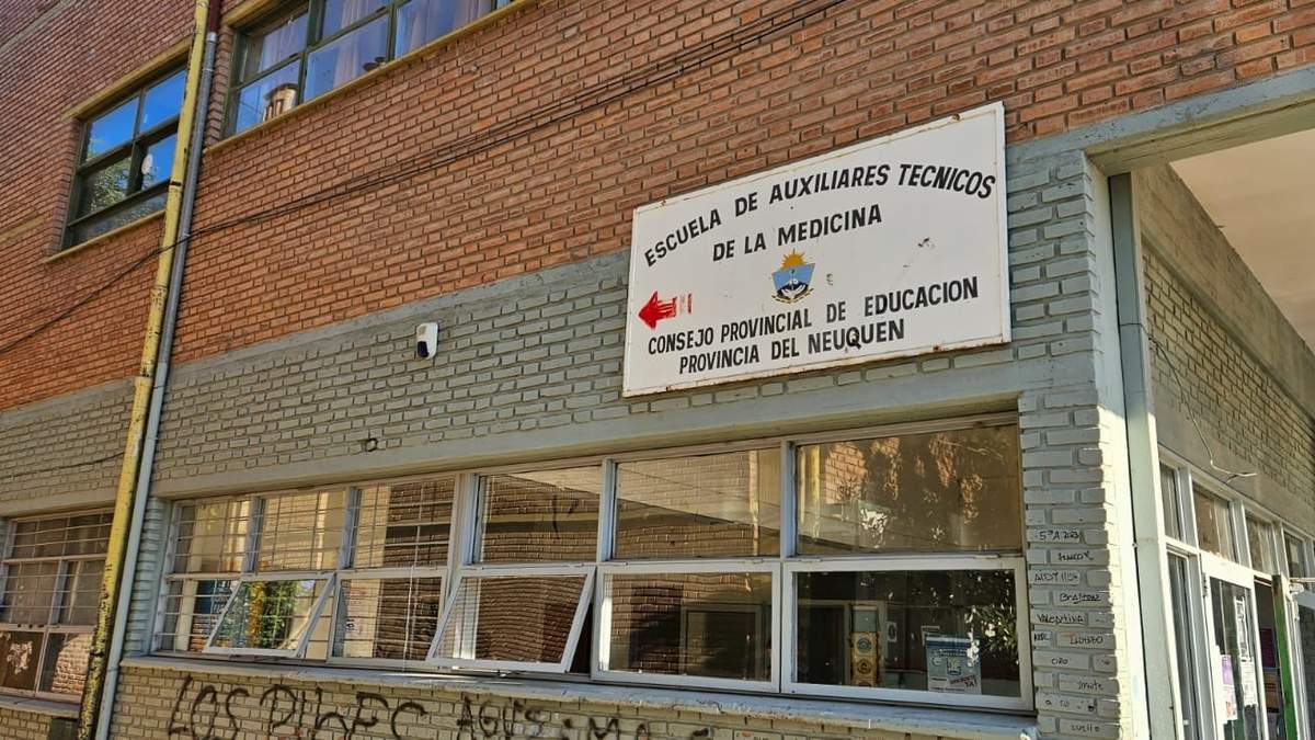 Ingreso de la Escuela de Enfermería donde se realizó el reclamo. Fuente: (Javier Manzano)