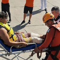 La Marina rescata a personas que practicaban kayak en reserva ecológica