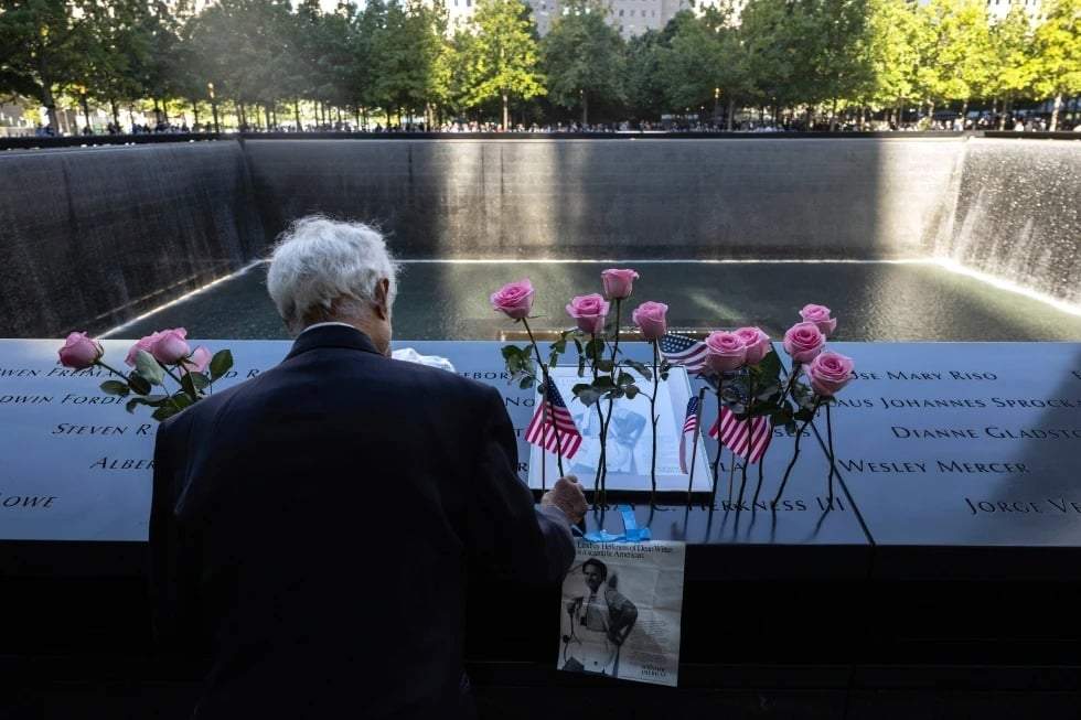 Hagi Abucar coloca flores para su excompañera de trabajo Lindsey Herkness en el estanque reflectante sur durante la ceremonia conmemorativa del 11-S en el 23.º aniversario de los atentados del 11 de septiembre de 2001, el 11 de septiembre de 2024, en Nueva York.
