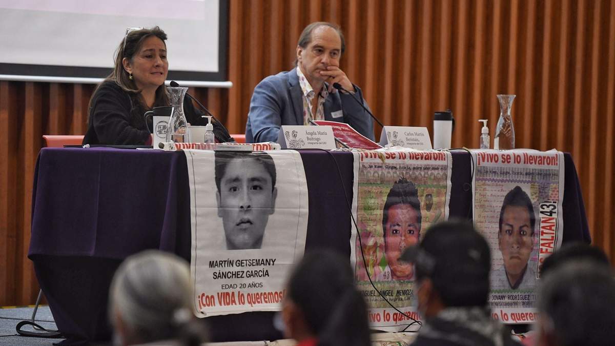 Ángela Buitrago y Carlos Beristáin, en su última conferencia de prensa como integrantes del GIEI en México