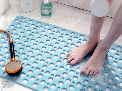 Con solo un producto, el truco para dejar las alfombras y cortinas del baño como si recién las estrenaras