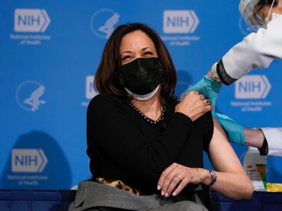 Kamala Harris recibe la segunda dosis de la vacuna contra covid-19 de Moderna