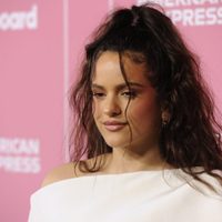 Rosalía deslumbra de rojo brillante ante los ojos de sus fans: nuevo y llamativo video