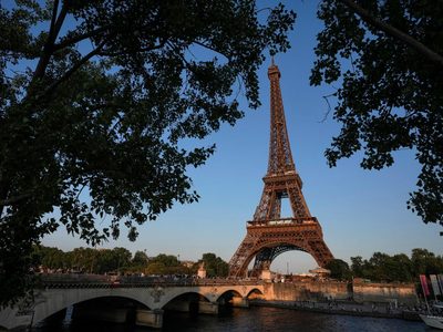 Joven mexicana sufre agresión sexual tumultuaria en parque de la Torre Eiffel