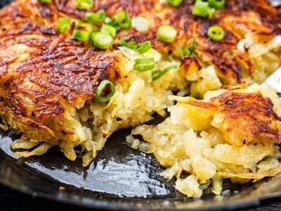 Si estás cansado de comer siempre lo mismo, hacé esta deliciosa papa rosti rellena para la cena en pocos minutos