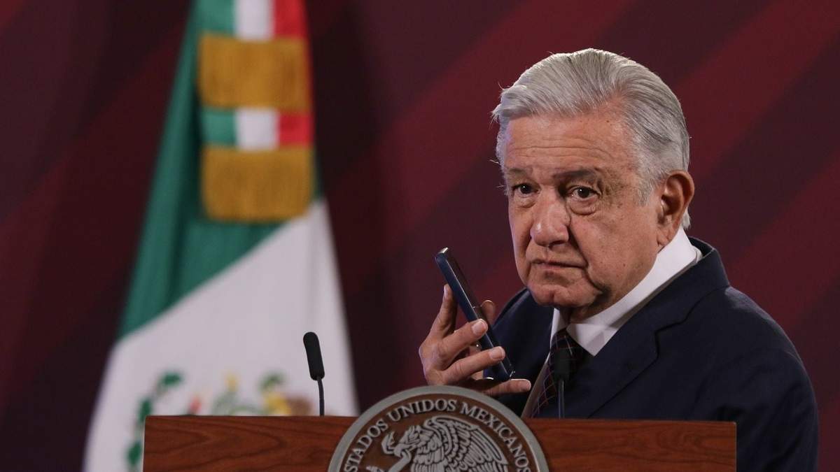 El presidente llama al director del AIFA, Isidoro Pastor, durante la mañanera del 3 de febrero de 2023
