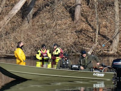 Un helicóptero en Ohio se estrelló contra un embalse al golpear un cable eléctrico; el piloto murió