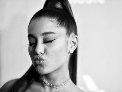 ¡Llameante percance! Ariana Grande y un descuido con su prenda dejó a la vista lo que nunca enseñó