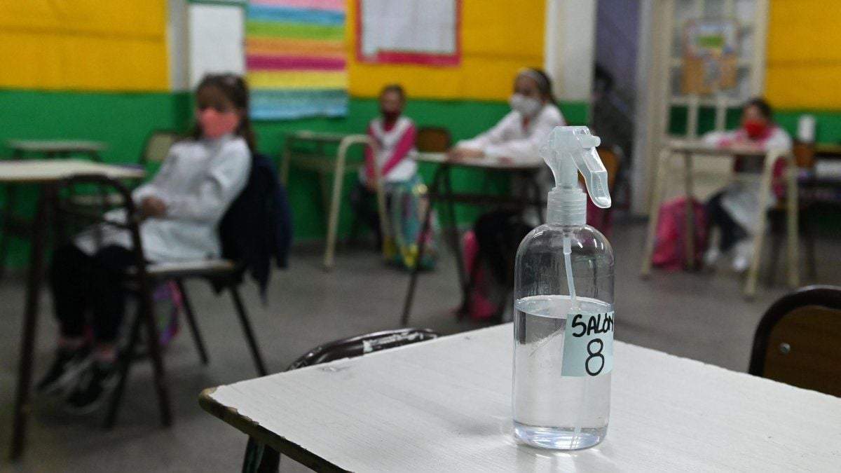 Nueva normalidad en las aulas. Fuente: (Twitter)