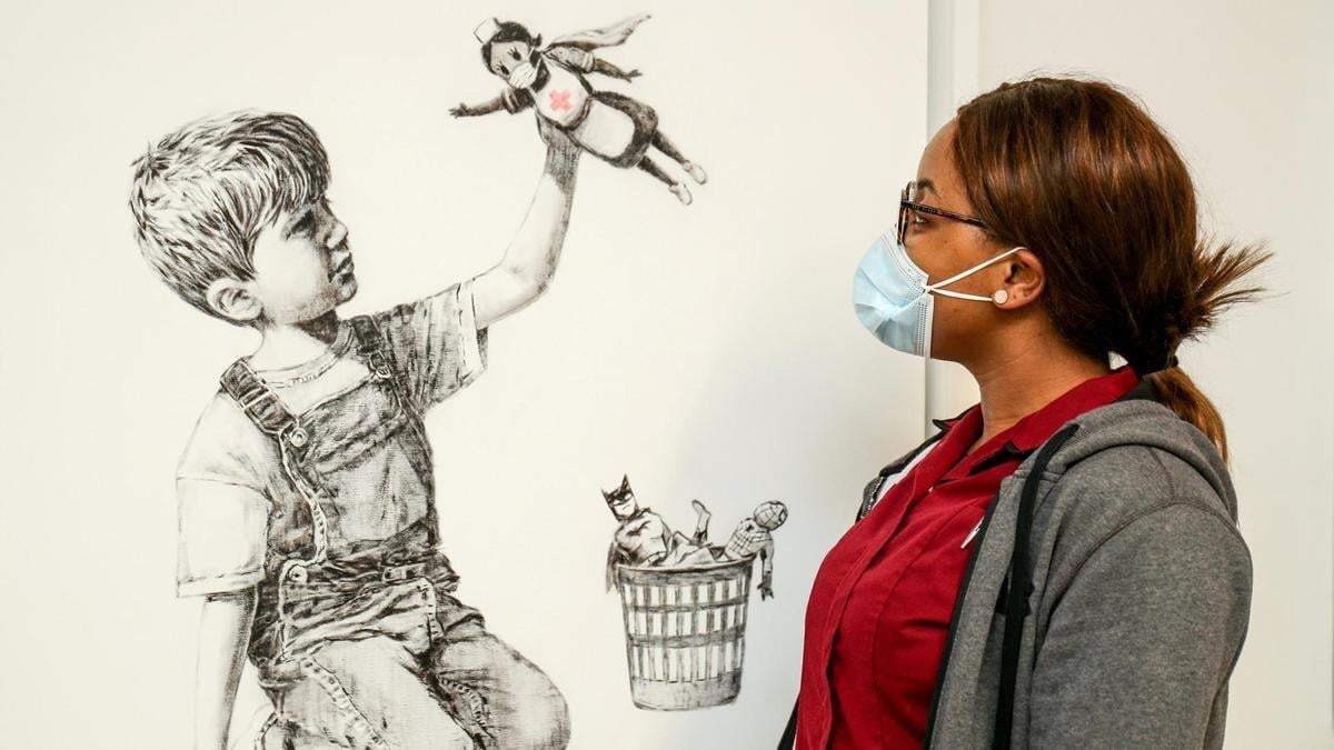 Una enfermera británica posa al lado de la pintura de Banksy. Fuente: (Twitter)