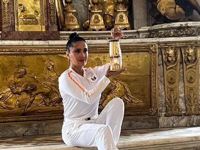 “Represento a todos”: así portó Salma Hayek la antorcha olímpica en el Palacio de Versalles