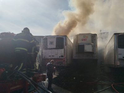 Se incendian tres cajas de tráiler en la Central de Abastos de la CDMX (Videos)