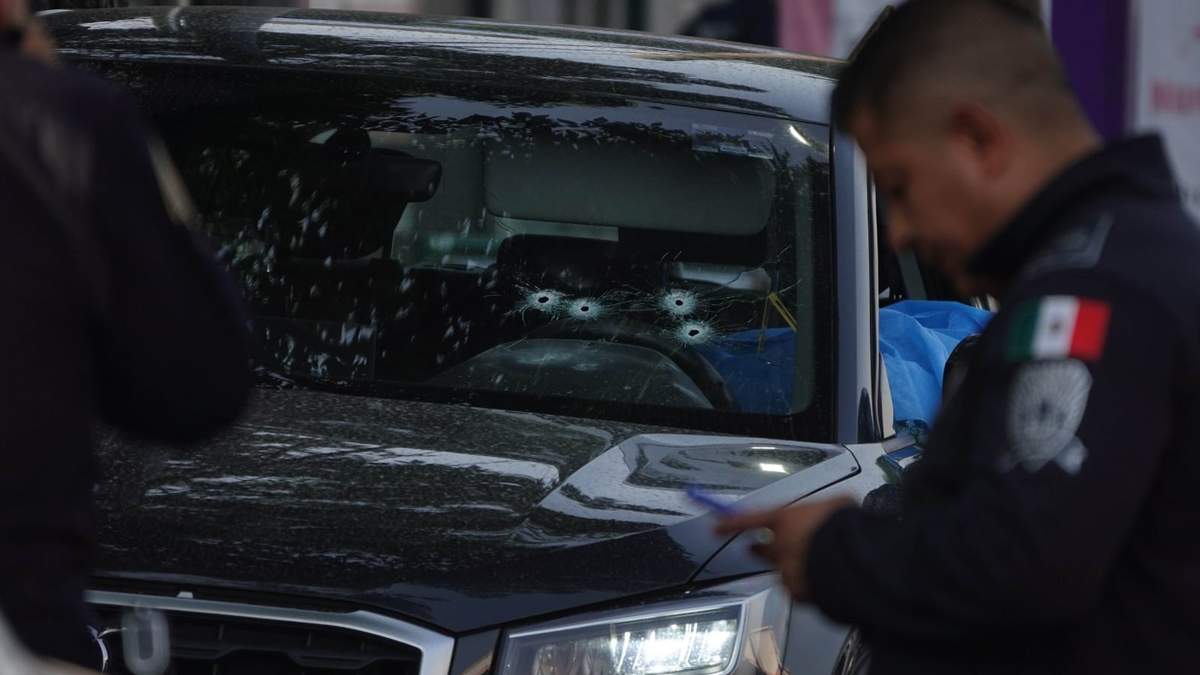 En la imagen, los impactos de bala en el vehículo de Ximena Guzmán, secretaria particular de la jefa de Gobierno, Clara Brugada