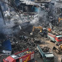 Incendio en centro comercial en Pakistán deja al menos 23 muertos (Video)