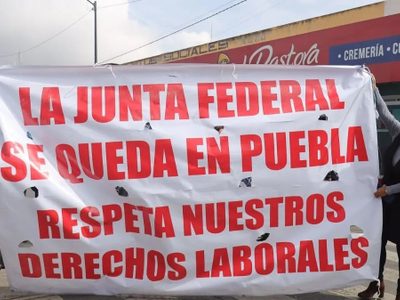 Cierran calles por desaparición de la junta especial federal de conciliación y arbitraje en Puebla