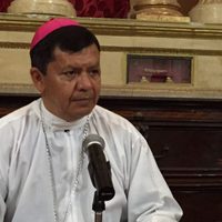 Asaltan al obispo de Tehuacán; le roban su camioneta