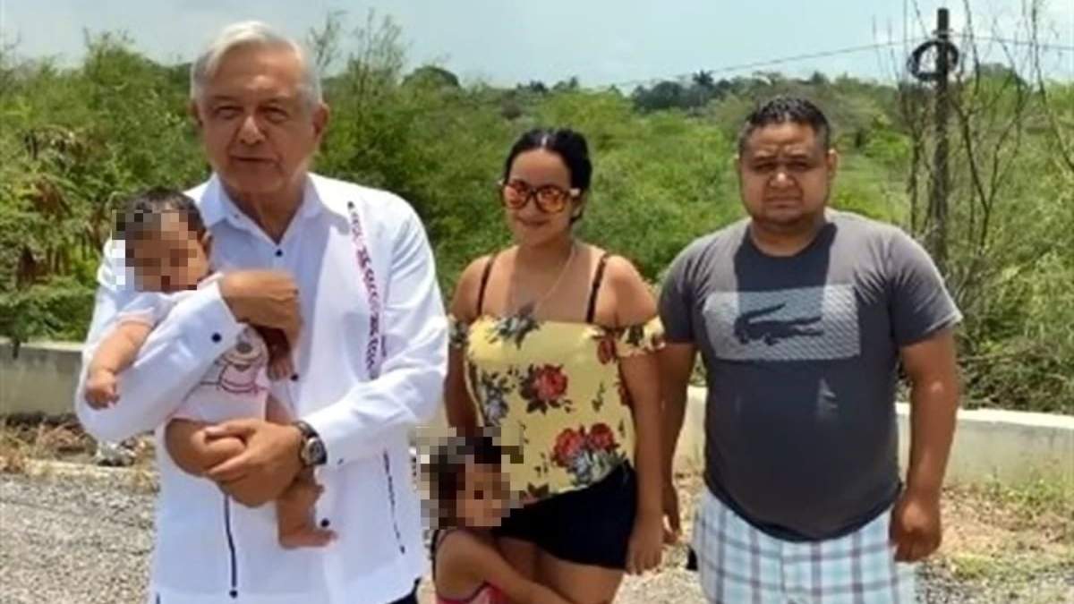 El presidente López Obrador convivió con una familia durante su supervisión de una carretera