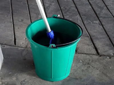 Necesitás 2 baldes plásticos grandes: creá esta ingeniosa mesa en la que podés guardar cosas adentro