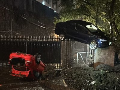 Automóvil queda suspendido sobre una reja a causa de las lluvias en la CDMX (Video)