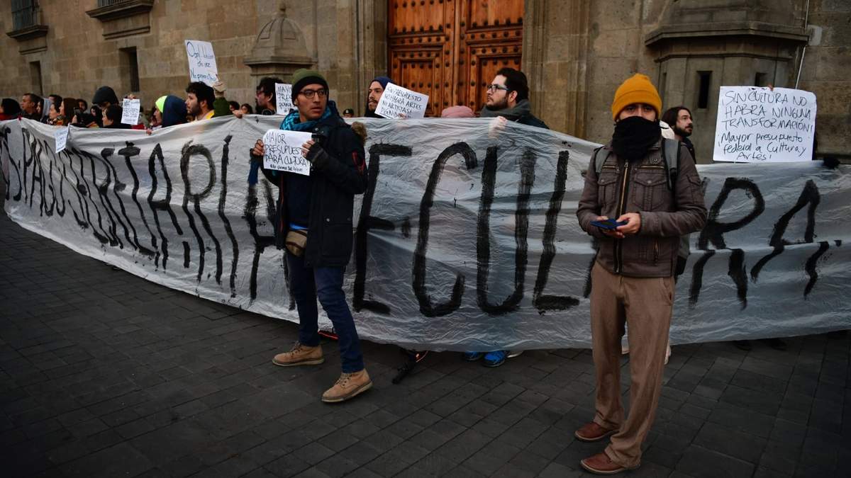 Protesta de trabajadores de la Secretaría de Cultura en Palacio Nacional