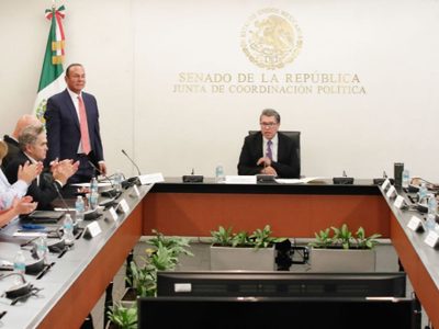 De pie y entre aplausos, así recibieron a José Manuel del Río Virgen en el Senado
