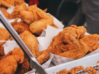 Bastones de pollo crujientes como KFC: preparalos en pocos minutos y disfrutá de la comida más tentadora