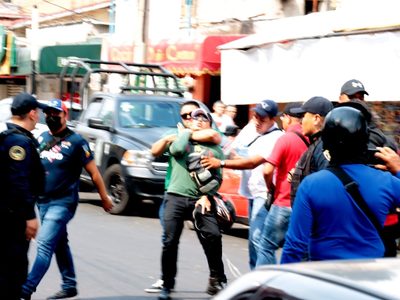 Policías de la CDMX golpean y roban a reporteros tras balacera en Iztapalapa (Video)