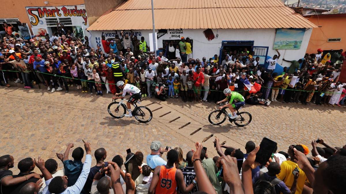 Isaac del Toro dentro de top 10 en el Campeonato Mundial de Ruta UCI 2025 Kigali