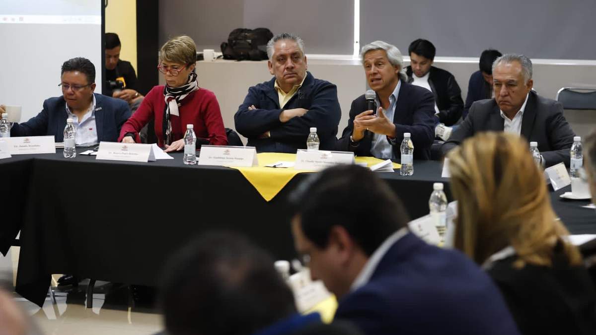 Claudio X González en la reunión con el PRD