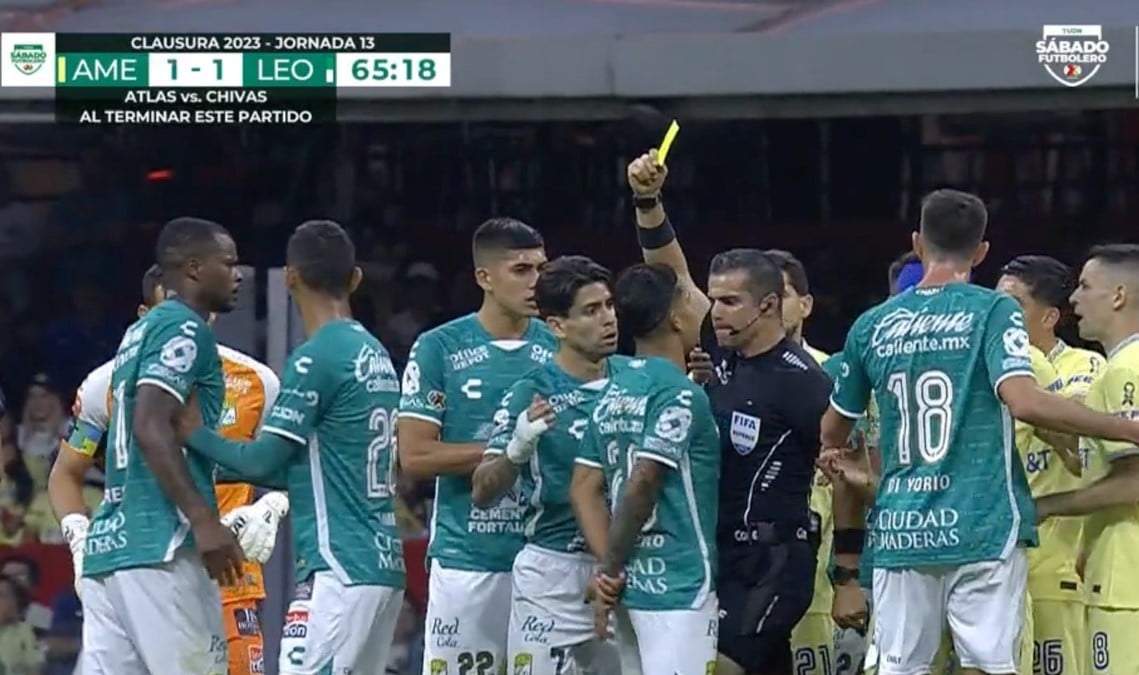 El árbitro Fernando Hernández dio un rodillazo a Lucas Romero, del León, en el encuentro contra el América