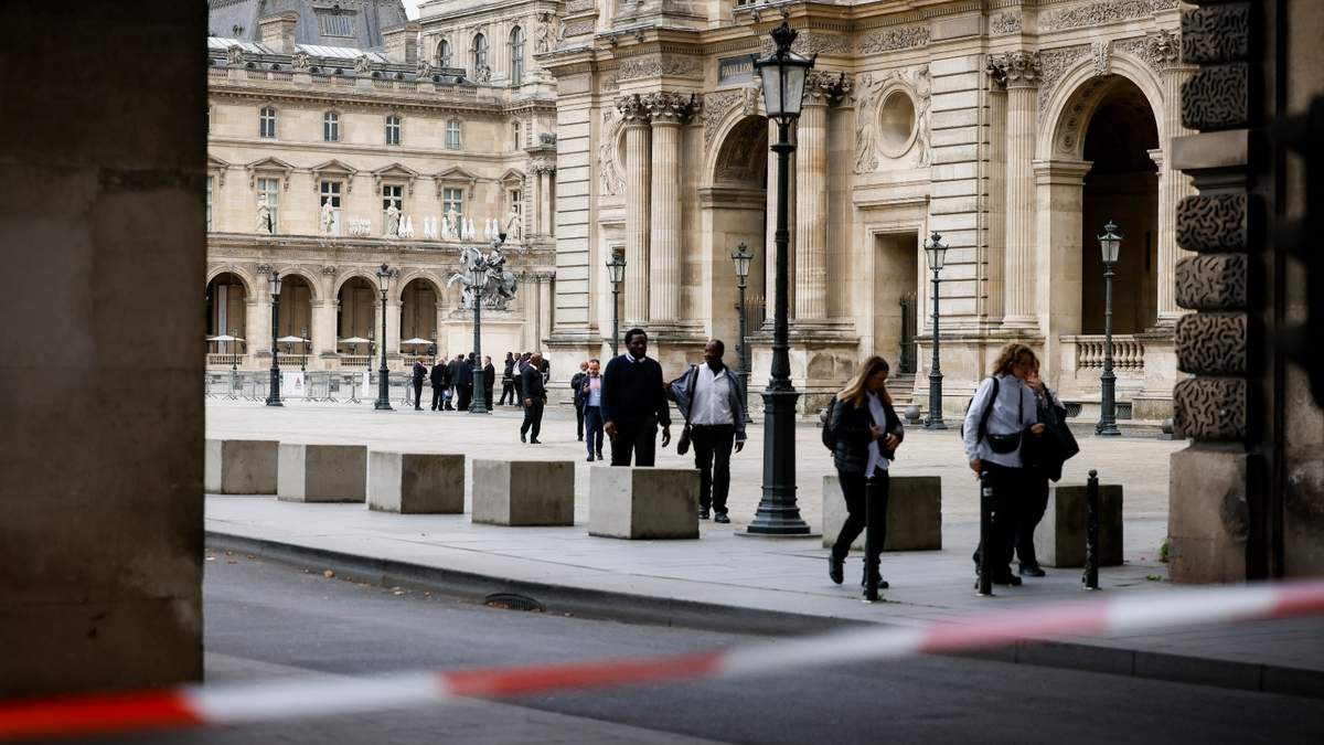 El personal abandona el Museo del Louvre mientras las personas son evacuadas después de recibir una amenaza