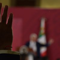 NL advierte sanciones si no se respeta la sana distancia en conferencia de AMLO