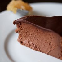 Torta mousse de chocolate con 3 ingredientes, sin harinas y tan deliciosa que te la van a sacar de las manos