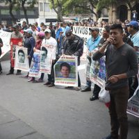 Afuera de la SCJN, padres de los 43 manifiestan preocupación por decisión sobre Comisión de la Verdad