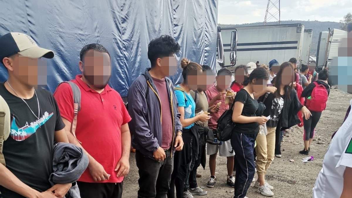 Un grupo de personas detenidas por agentes de Migración