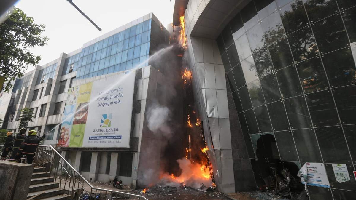 Bomberos apagan las llamas de un hospital en India. Fuente: (Twitter)