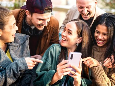 Gen Z y Gen X en el trabajo: del “regaño” al coaching, qué cambió