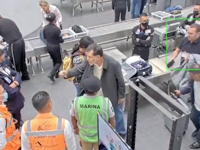 Fernández Noroña denuncia "grave agresión" en el aeropuerto… y el AICM lo desmiente con video