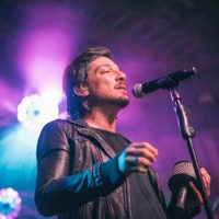 León Larregui llama a no aplicarse la vacuna y eliminan su cuenta en Twitter