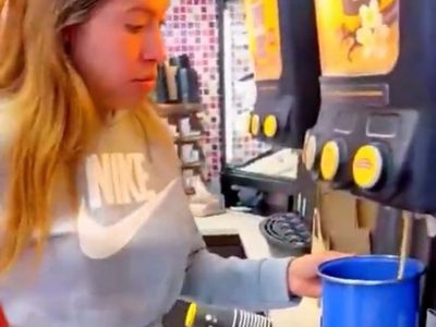 Una mujer lleva una olla al Oxxo para servirse café; la llaman "Lady café del Oxxo" (video)
