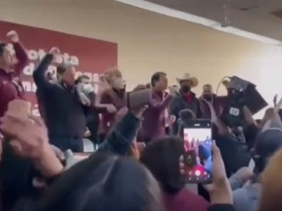 Abuchean y lanzan huevos a Mario Delgado en Durango