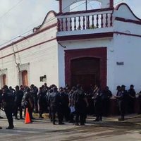 Policías toman el Palacio Municipal de Jonuta; denuncian recortes salariales y falta de equipo