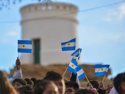Más de 400 estudiantes realizaron la promesa a la Bandera en actos realizados en Chos Malal y Neuquén capital