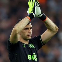 Le costó la derrota: el insólito error del Dibu Martínez contra el Liverpool