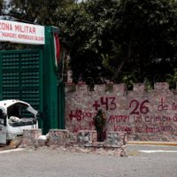Normalistas atacan la 35 Zona Militar en Chilpancingo; padres de los 43 exigen justicia (Video)