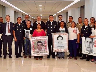 Titular de la Sedena y altos mandos se reúnen con la comisión del caso Ayotzinapa