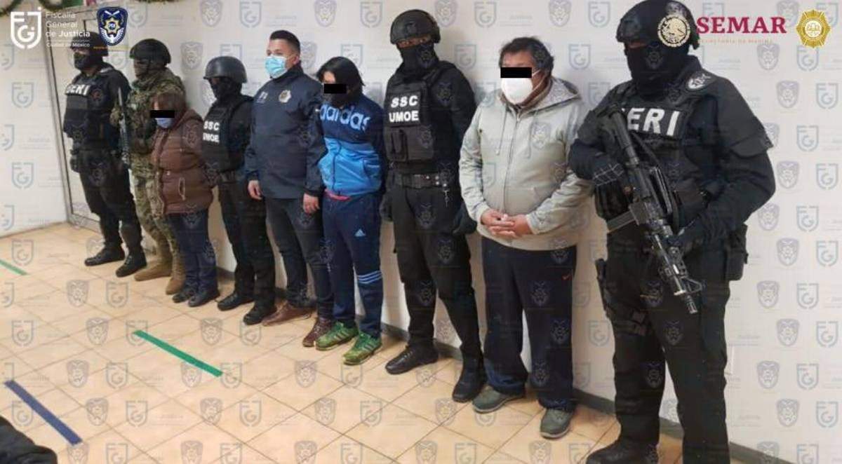 Los tres detenidos en los cateos en Magdalena Contreras. Foto: @ErnestinaGodoy_