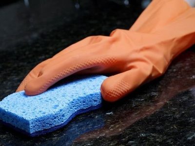 Si el mármol de tu mesada se volvió opaco, devolvele el brillo y dejalo como nuevo con este truco casero