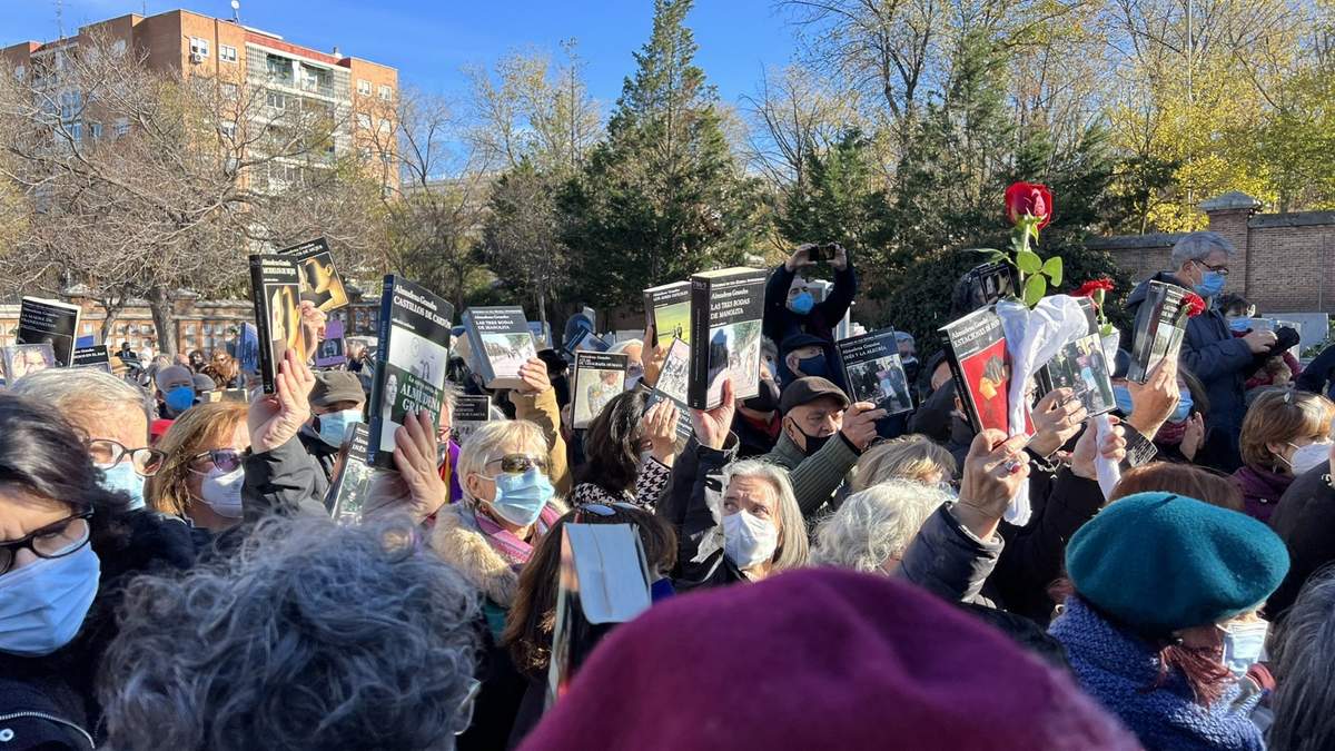Los admiradores de la escritora acudieron al cementerio de Madrid