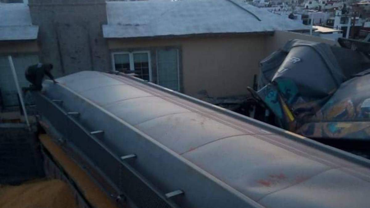 Un vagón de uno de los trenes terminó en el patio de una casa